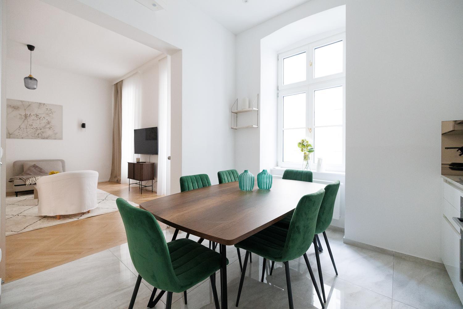 Ultra Spacious 3-Bedroom 3-Bath Steps from Vienna's Historic Heart