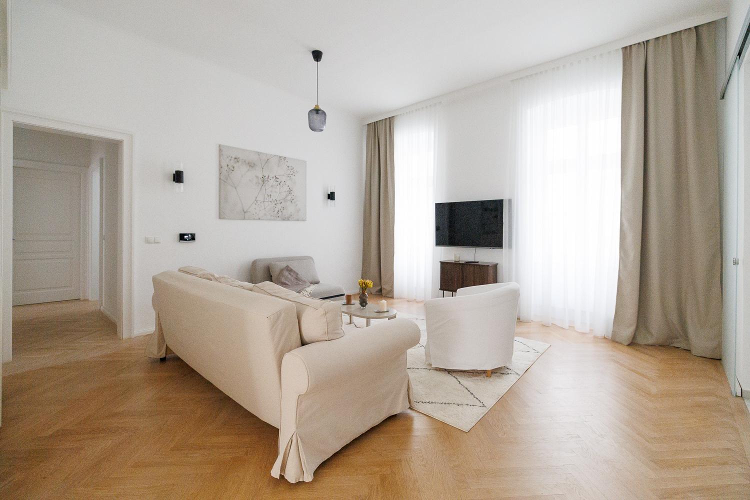 Ultra Spacious 3-Bedroom 3-Bath Steps from Vienna's Historic Heart