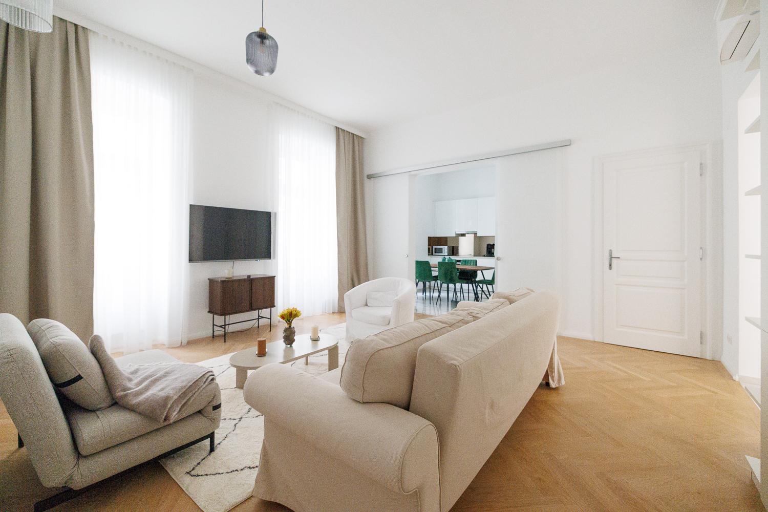 Ultra Spacious 3-Bedroom 3-Bath Steps from Vienna's Historic Heart