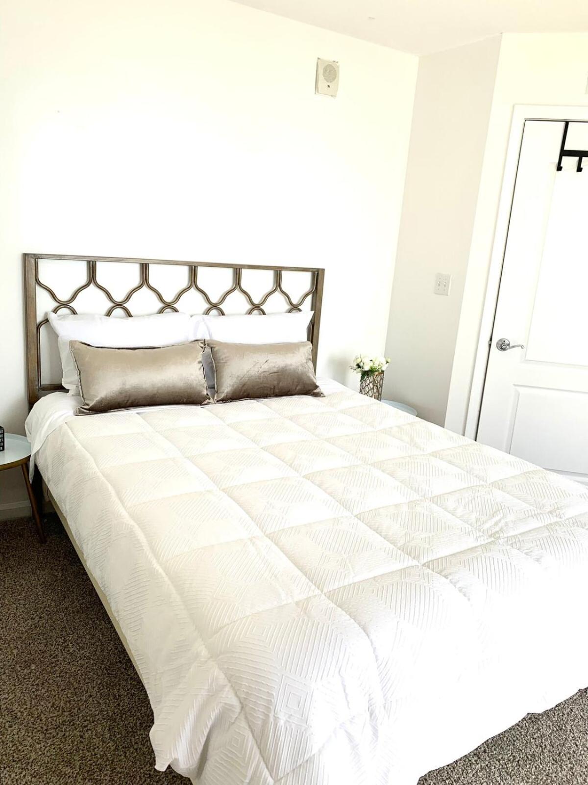 Best views, 2 balconies, 2 bedrooms, pool, gym, parking