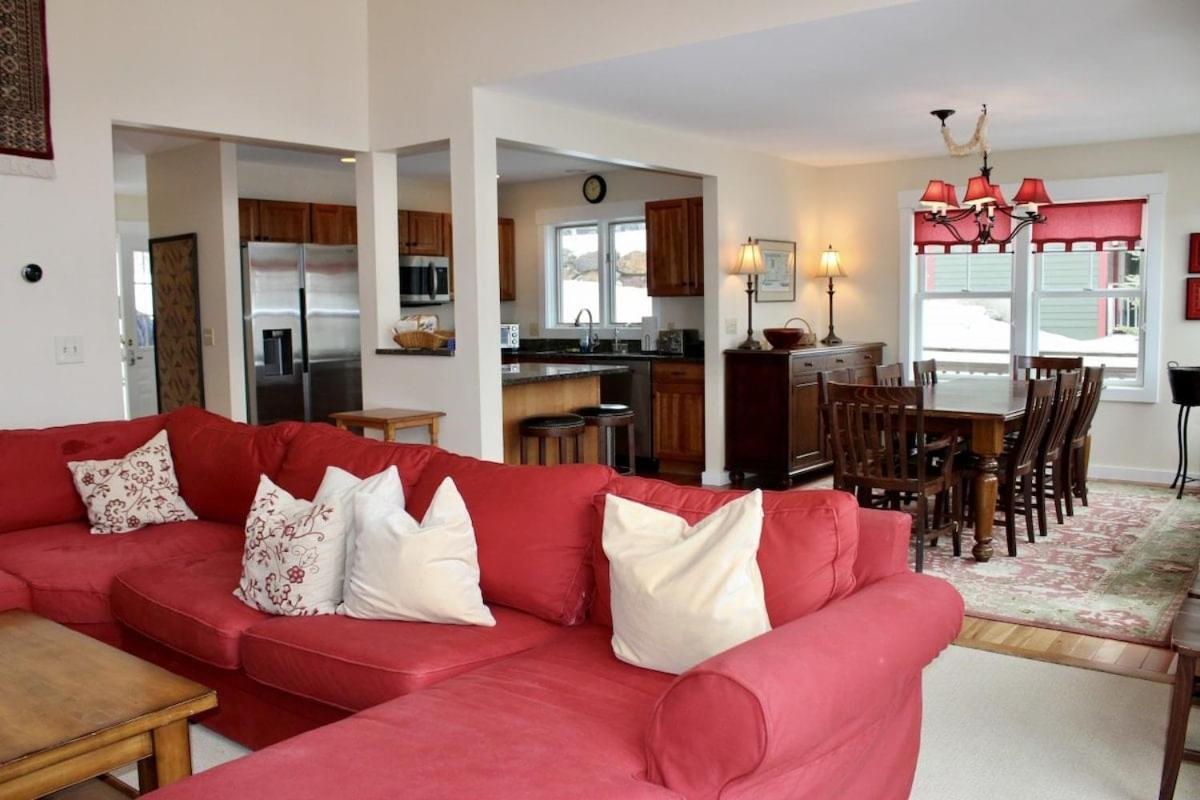 Topridge Townhome 3BR, 4BA with Hot Tub, Ski On Ski Off, Mountain Views and Sports Center