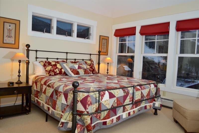 Topridge Townhome 3BR, 4BA with Hot Tub, Ski On Ski Off, Mountain Views and Sports Center