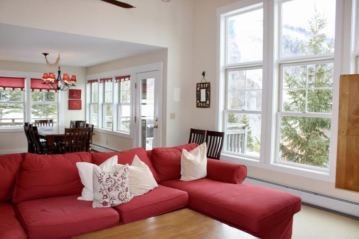 Topridge Townhome 3BR, 4BA with Hot Tub, Ski On Ski Off, Mountain Views and Sports Center