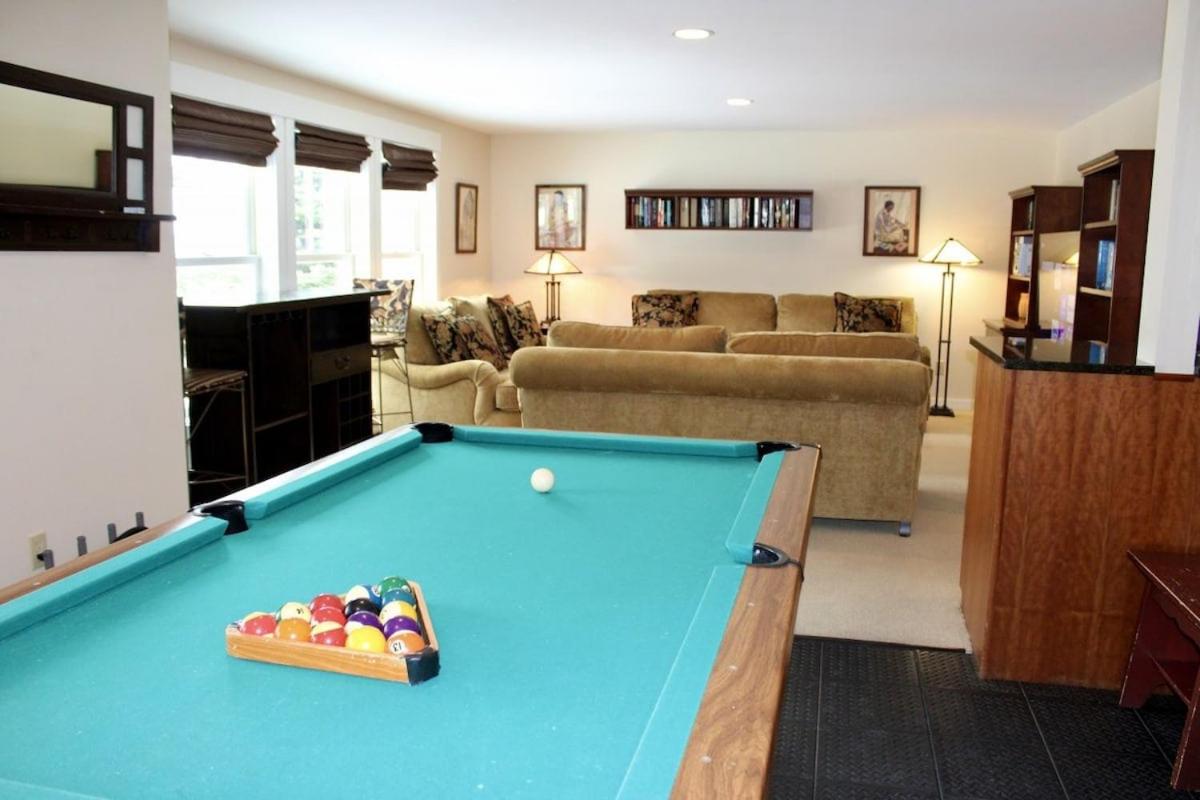 Topridge Townhome 3BR, 4BA with Hot Tub, Ski On Ski Off, Mountain Views and Sports Center