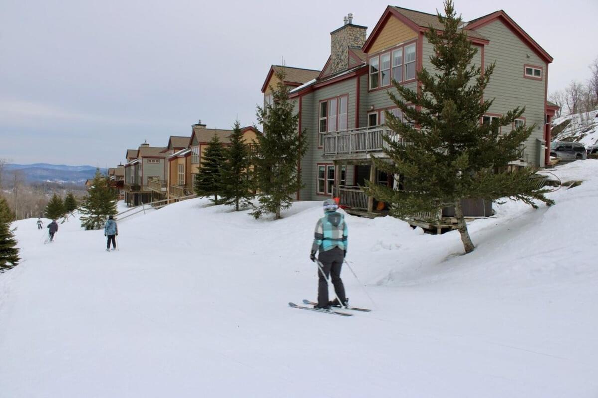 Topridge Townhome 3BR, 4BA with Hot Tub, Ski On Ski Off, Mountain Views and Sports Center