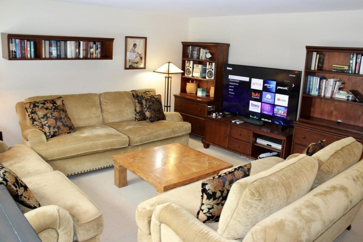 Topridge Townhome 3BR, 4BA with Hot Tub, Ski On Ski Off, Mountain Views and Sports Center