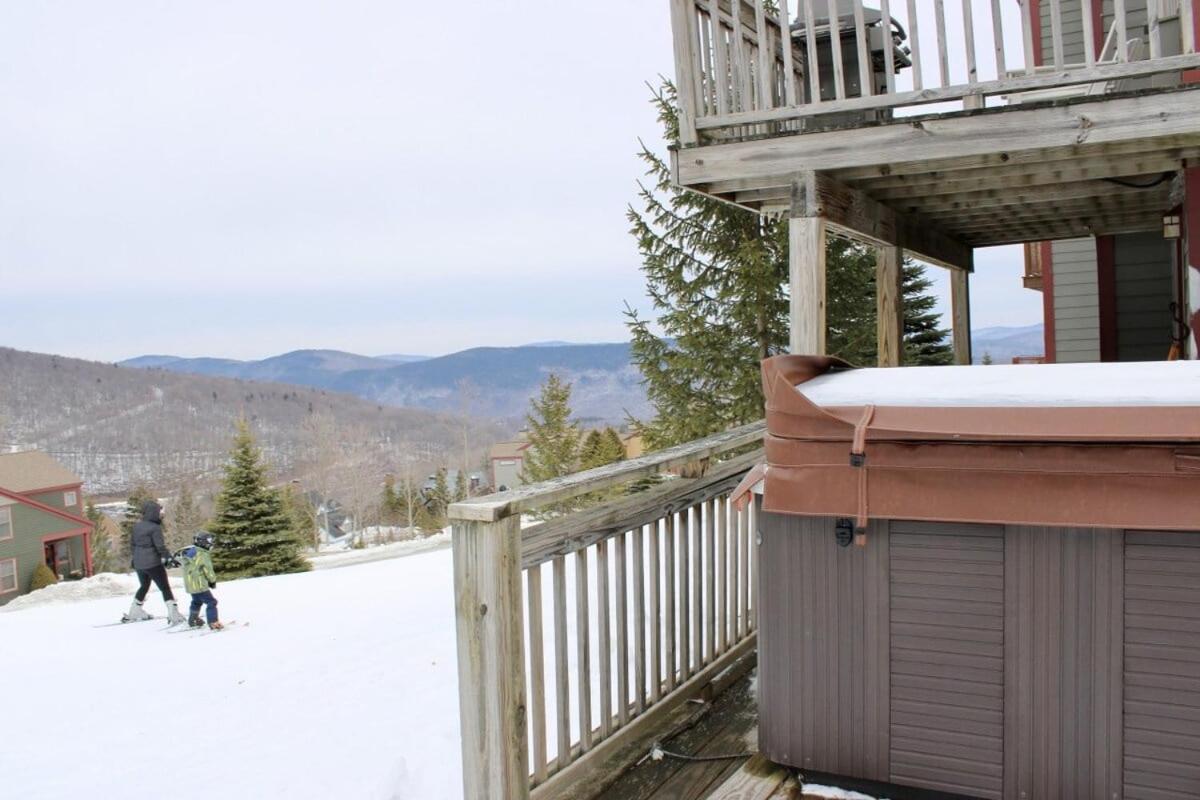 Topridge Townhome 3BR, 4BA with Hot Tub, Ski On Ski Off, Mountain Views and Sports Center