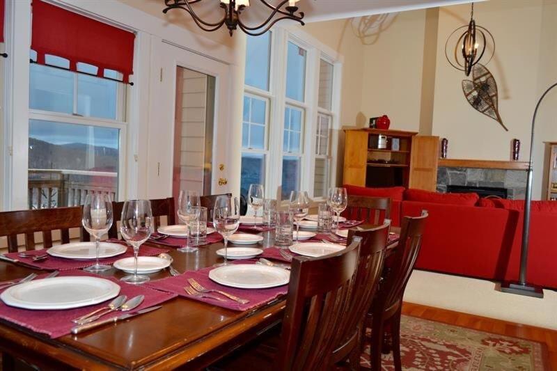 Topridge Townhome 3BR, 4BA with Hot Tub, Ski On Ski Off, Mountain Views and Sports Center