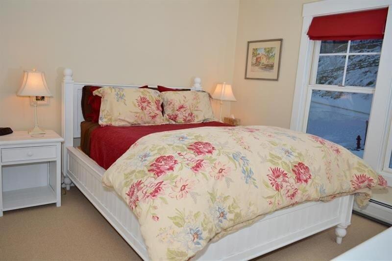 Topridge Townhome 3BR, 4BA with Hot Tub, Ski On Ski Off, Mountain Views and Sports Center