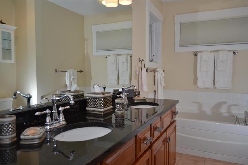 Topridge Townhome 3BR, 4BA with Hot Tub, Ski On Ski Off, Mountain Views and Sports Center