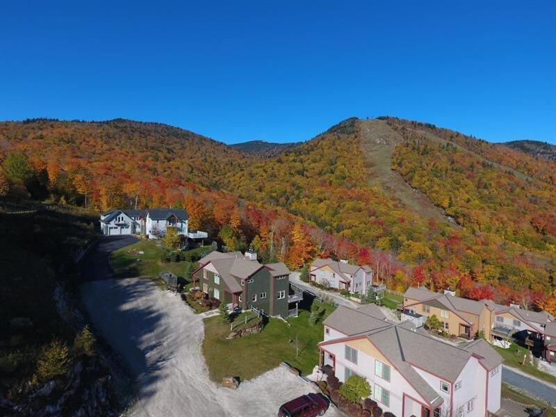 Topridge Townhome 3BR, 4BA with Hot Tub, Ski On Ski Off, Mountain Views and Sports Center