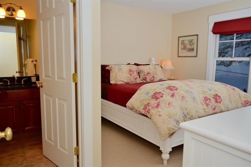 Topridge Townhome 3BR, 4BA with Hot Tub, Ski On Ski Off, Mountain Views and Sports Center