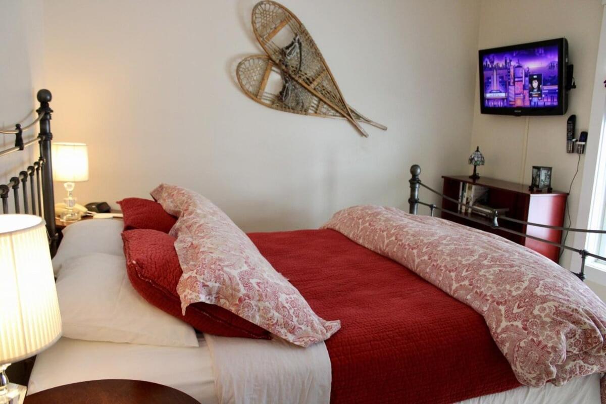 Topridge Townhome 3BR, 4BA with Hot Tub, Ski On Ski Off, Mountain Views and Sports Center