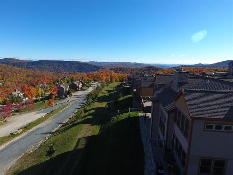 Topridge Townhome 3BR, 4BA with Hot Tub, Ski On Ski Off, Mountain Views and Sports Center