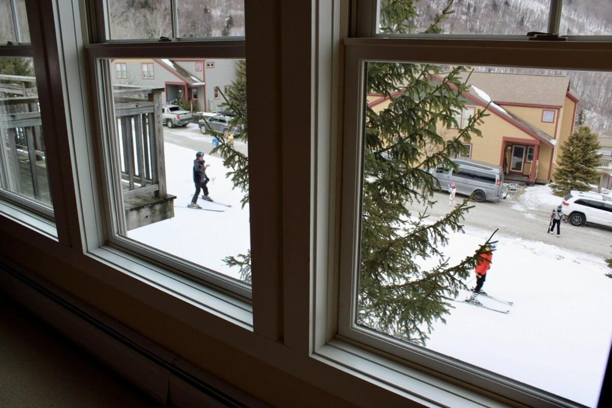 Topridge Townhome 3BR, 4BA with Hot Tub, Ski On Ski Off, Mountain Views and Sports Center