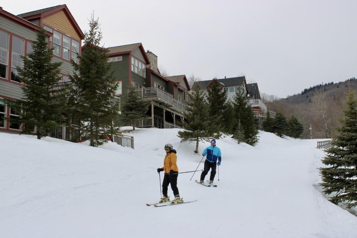 Topridge Townhome 3BR, 4BA with Hot Tub, Ski On Ski Off, Mountain Views and Sports Center