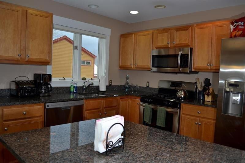 Topridge 4BR, 4BA Townhome with Breathtaking Mountain Views, Hot Tub, Ski In Ski Out, Sports Center