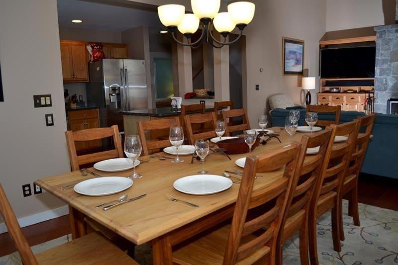 Topridge 4BR, 4BA Townhome with Breathtaking Mountain Views, Hot Tub, Ski In Ski Out, Sports Center