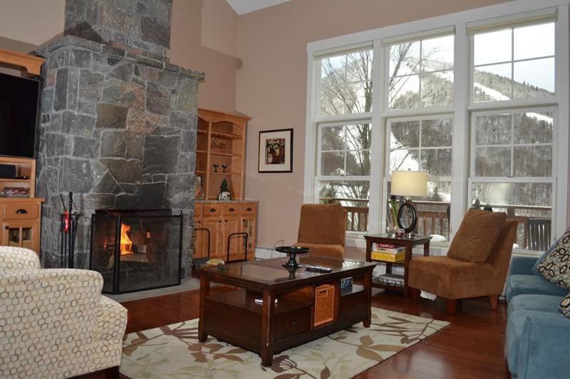 Topridge 4BR, 4BA Townhome with Breathtaking Mountain Views, Hot Tub, Ski In Ski Out, Sports Center