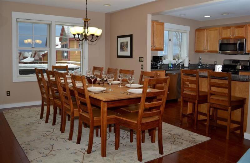 Topridge 4BR, 4BA Townhome with Breathtaking Mountain Views, Hot Tub, Ski In Ski Out, Sports Center