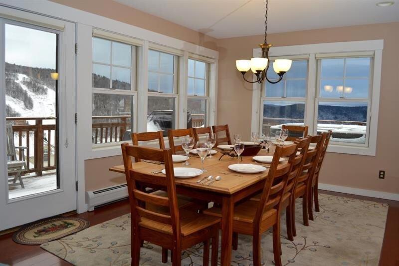 Topridge 4BR, 4BA Townhome with Breathtaking Mountain Views, Hot Tub, Ski In Ski Out, Sports Center