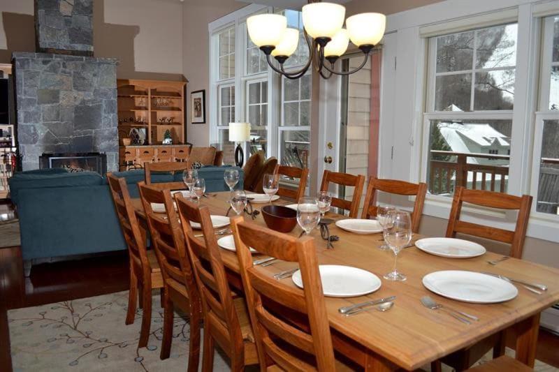 Topridge 4BR, 4BA Townhome with Breathtaking Mountain Views, Hot Tub, Ski In Ski Out, Sports Center