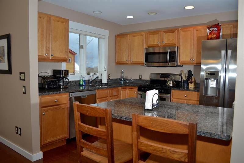 Topridge 4BR, 4BA Townhome with Breathtaking Mountain Views, Hot Tub, Ski In Ski Out, Sports Center