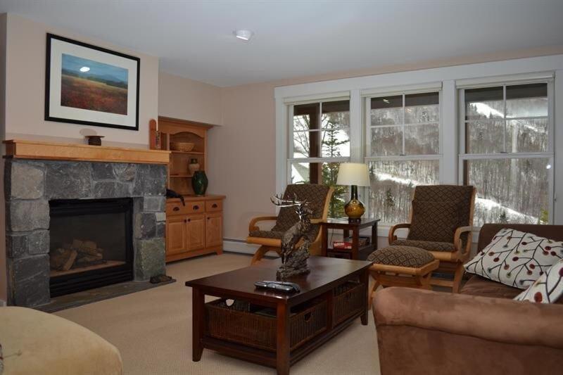 Topridge 4BR, 4BA Townhome with Breathtaking Mountain Views, Hot Tub, Ski In Ski Out, Sports Center