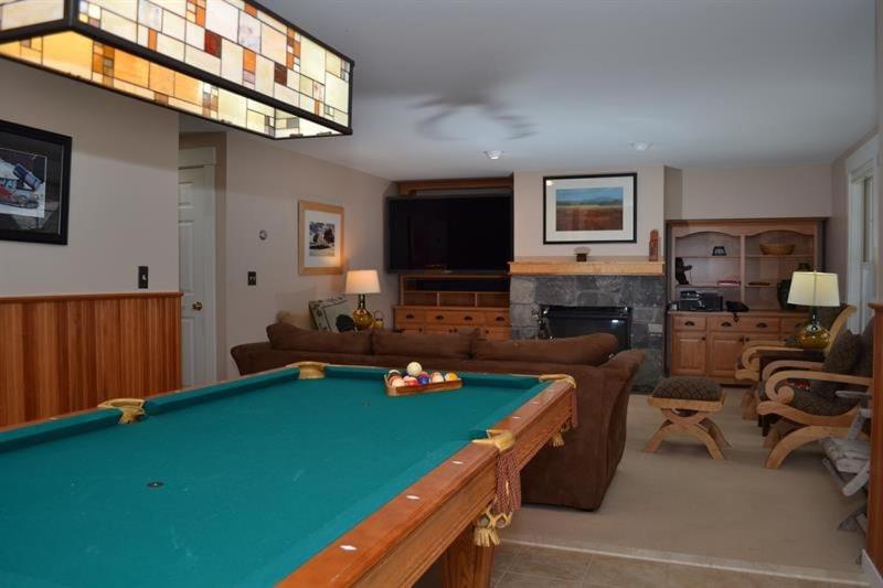 Topridge 4BR, 4BA Townhome with Breathtaking Mountain Views, Hot Tub, Ski In Ski Out, Sports Center