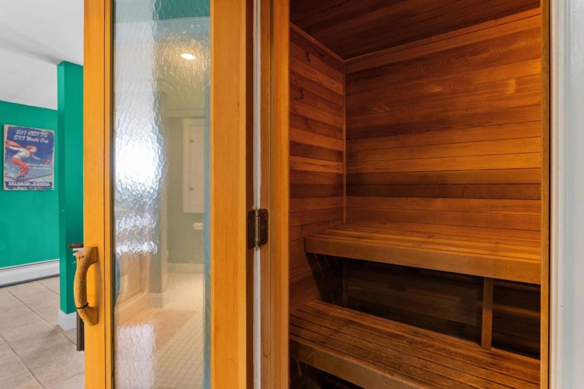 The Navillus House with Hot Tub, Slopeside, Ski On Ski Off, Air Conditioning