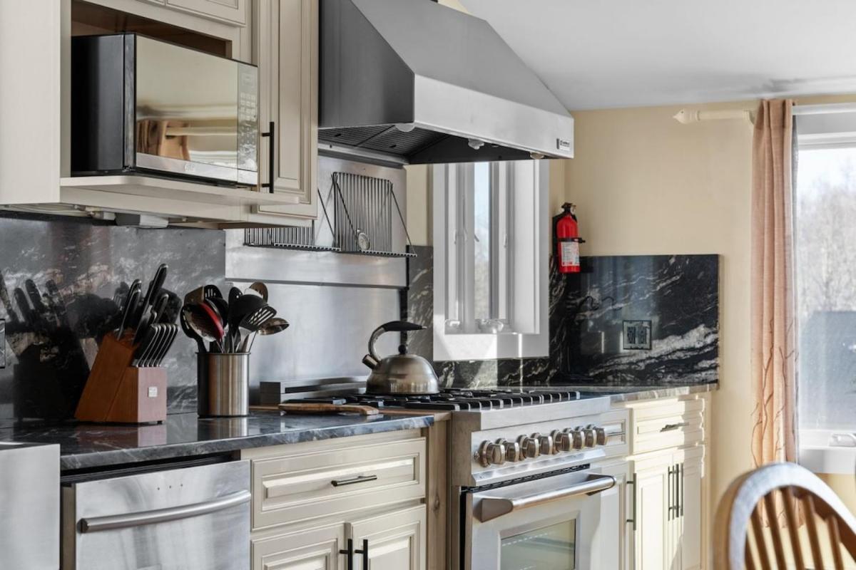 The Navillus House with Hot Tub, Slopeside, Ski On Ski Off, Air Conditioning