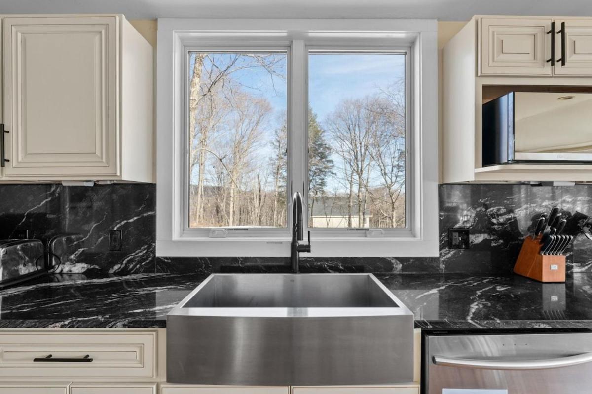 The Navillus House with Hot Tub, Slopeside, Ski On Ski Off, Air Conditioning