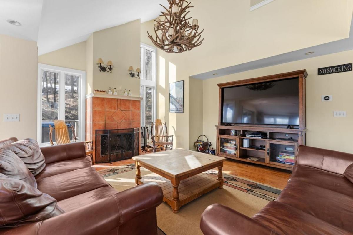 The Navillus House with Hot Tub, Slopeside, Ski On Ski Off, Air Conditioning