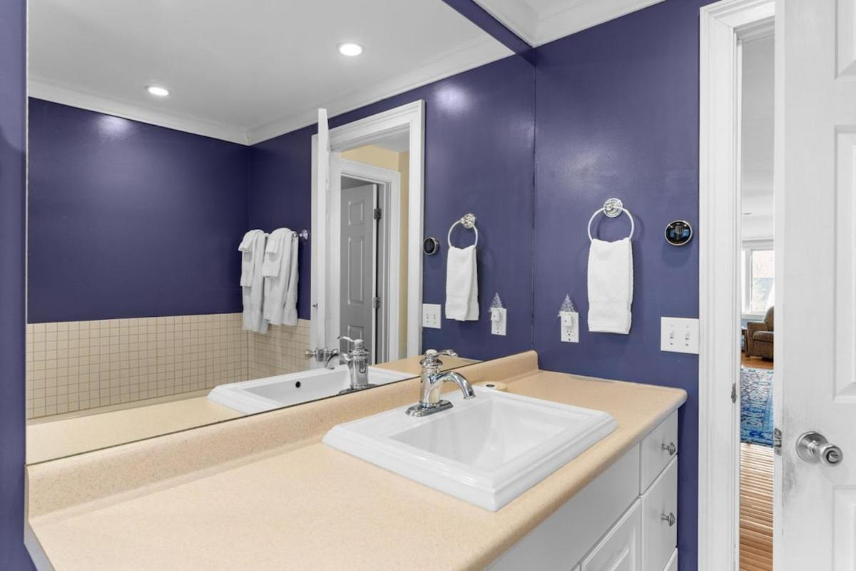 The Navillus House with Hot Tub, Slopeside, Ski On Ski Off, Air Conditioning