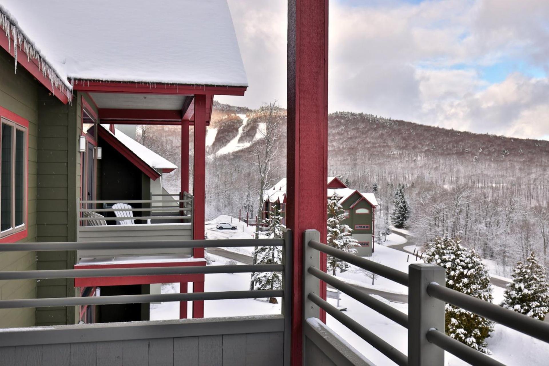 Lodges at Sunrise 3BR 3BA Luxury Ski On Ski Off Condo, Pool, Hot Tub, Gym, Sports Center