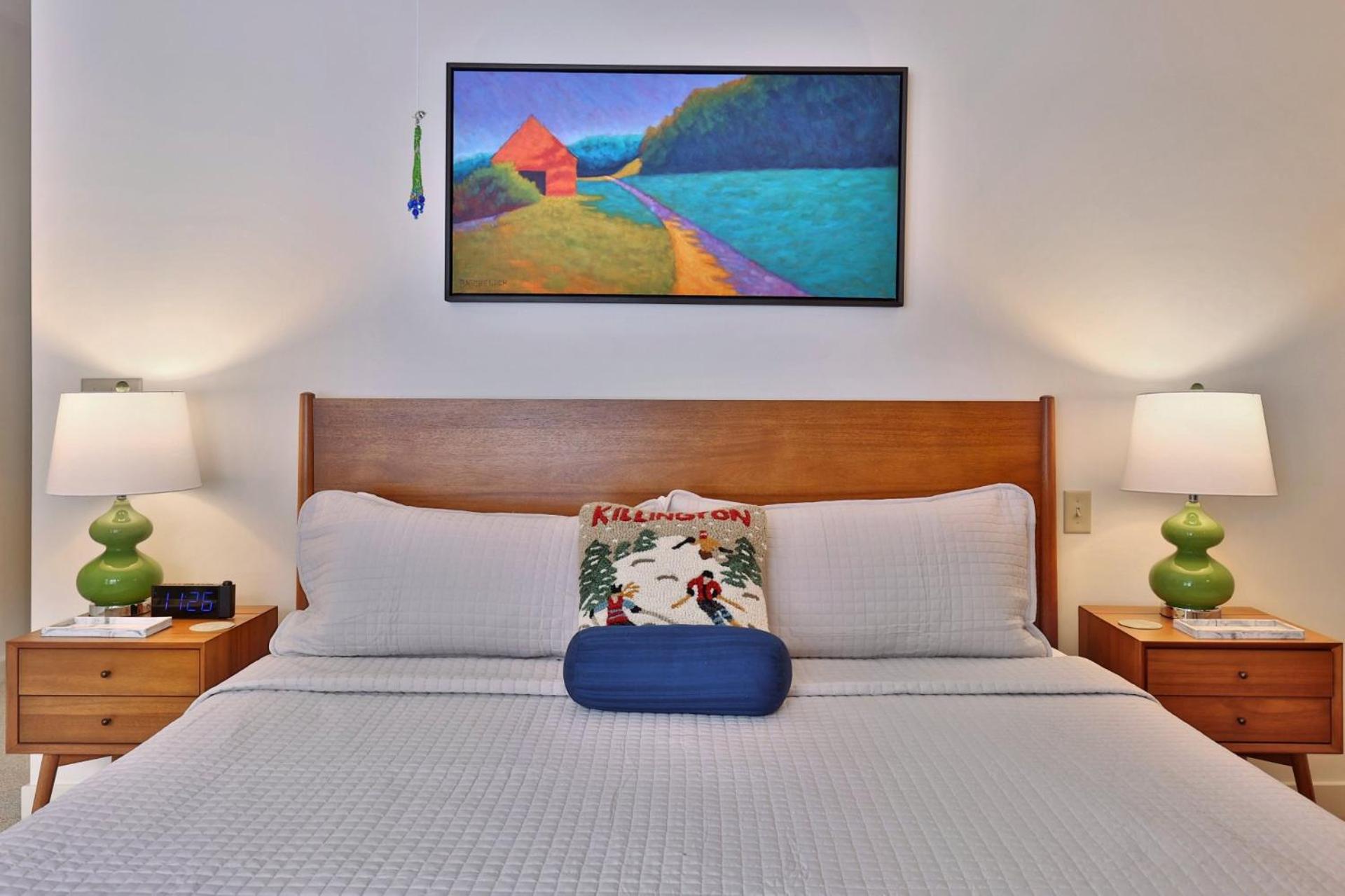 Lodges at Sunrise 3BR 3BA Luxury Ski On Ski Off Condo, Pool, Hot Tub, Gym, Sports Center