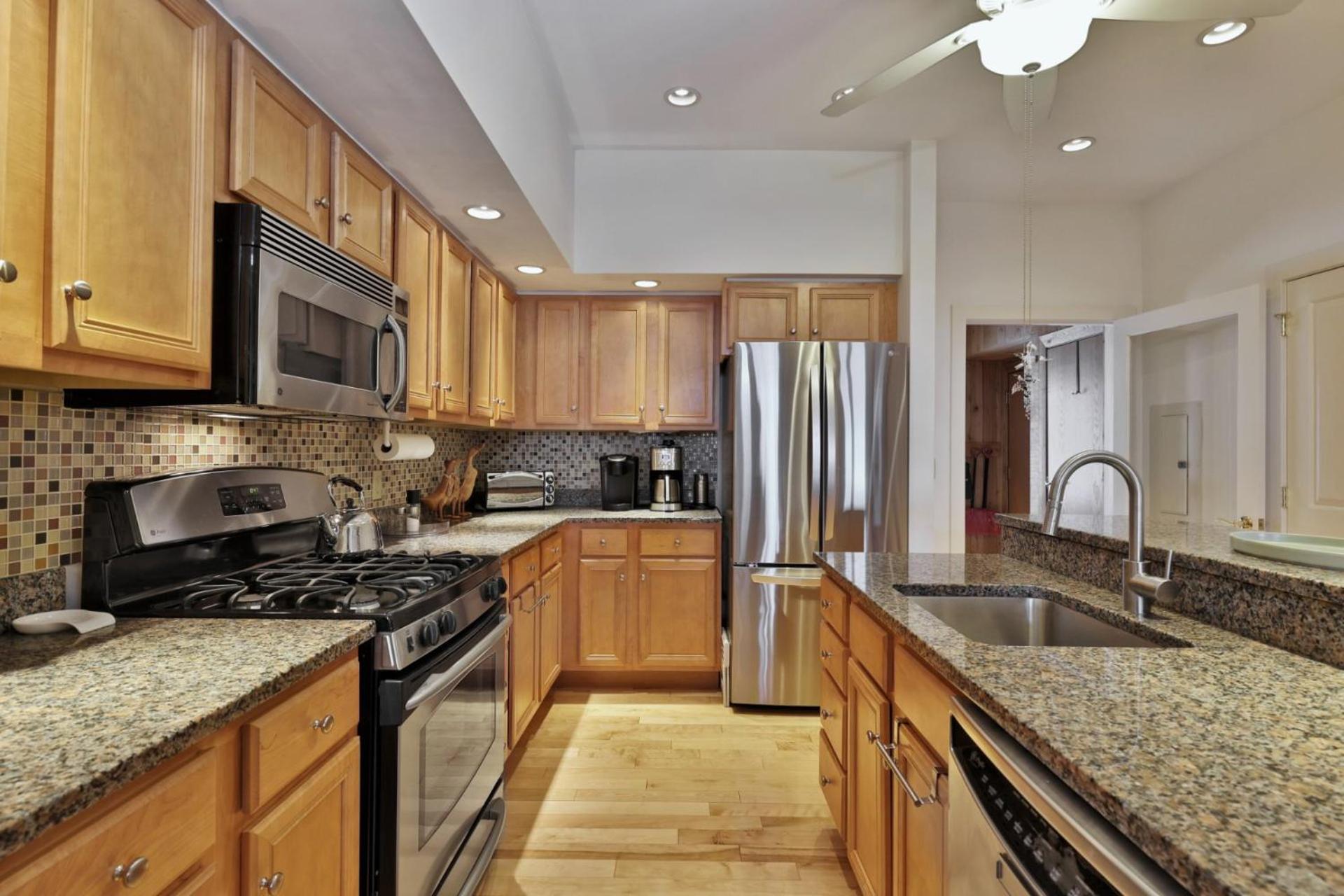 Lodges at Sunrise 3BR 3BA Luxury Ski On Ski Off Condo, Pool, Hot Tub, Gym, Sports Center