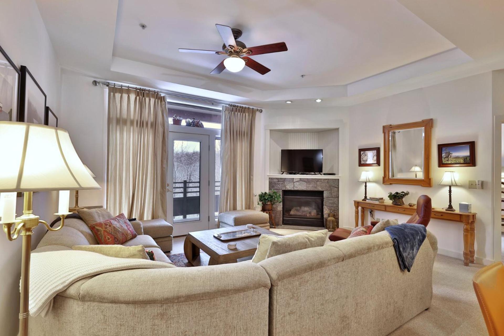 Lodges at Sunrise 3BR 3BA Luxury Ski On Ski Off Condo, Pool, Hot Tub, Gym, Sports Center
