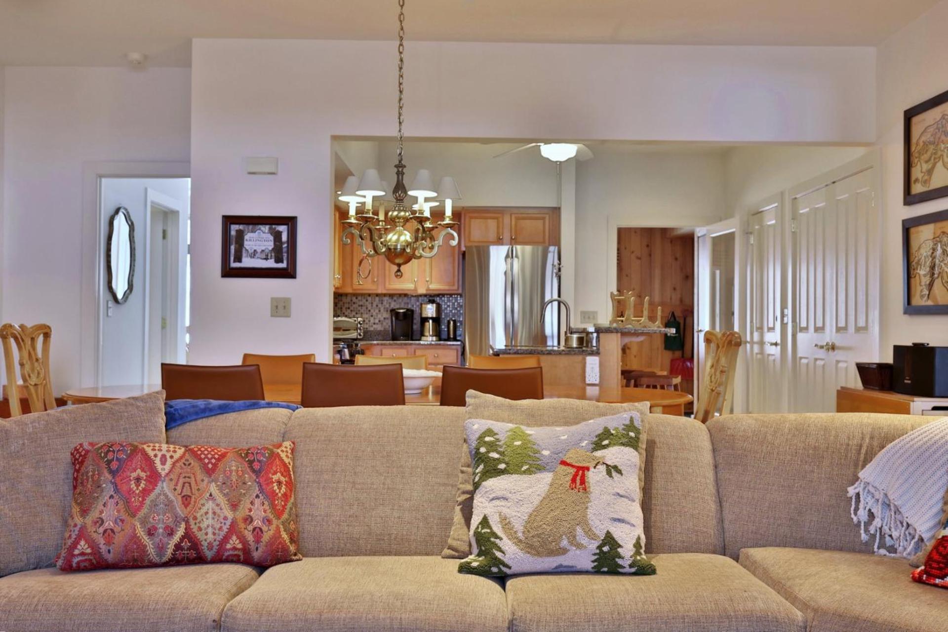 Lodges at Sunrise 3BR 3BA Luxury Ski On Ski Off Condo, Pool, Hot Tub, Gym, Sports Center