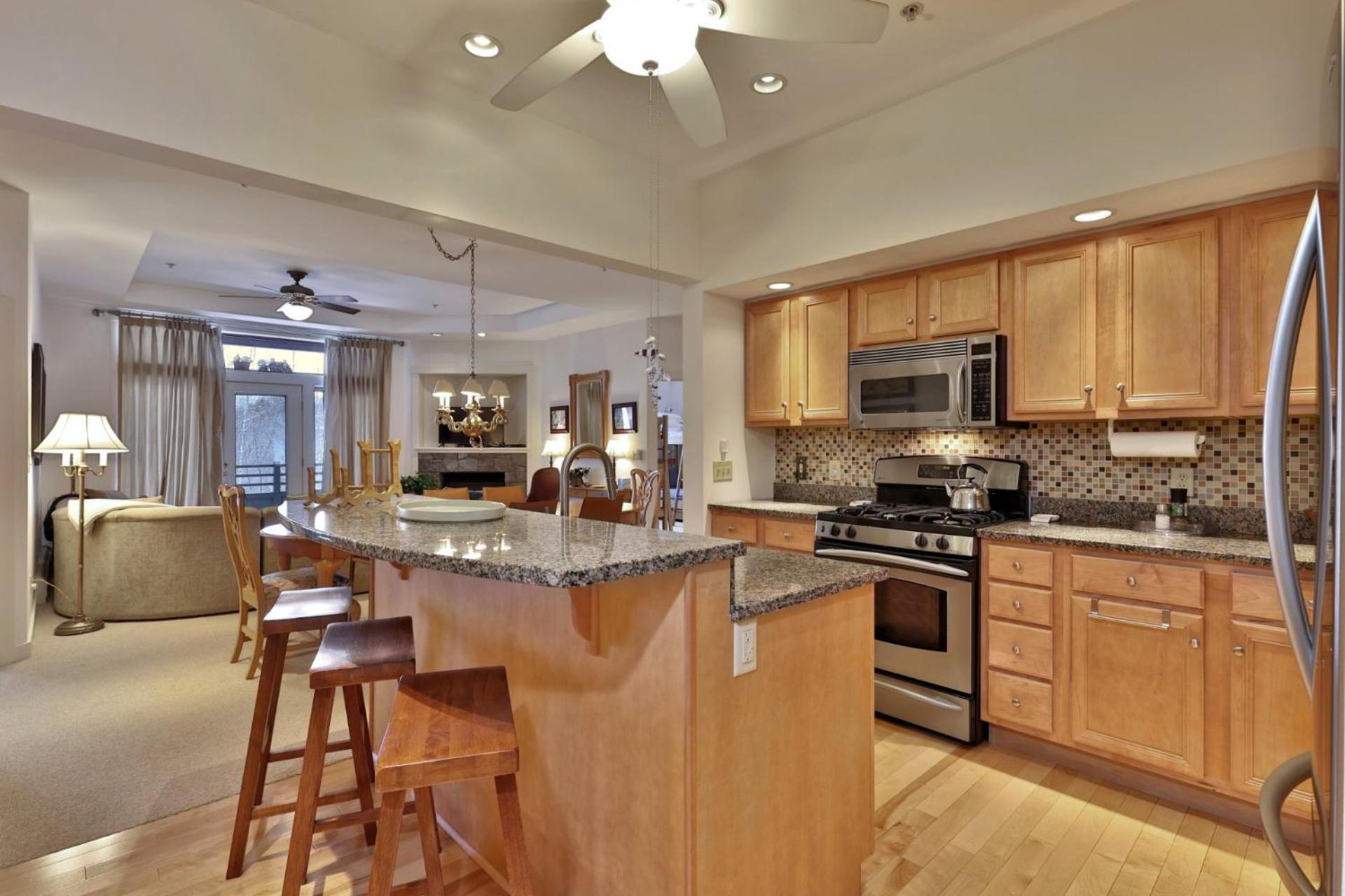 Lodges at Sunrise 3BR 3BA Luxury Ski On Ski Off Condo, Pool, Hot Tub, Gym, Sports Center