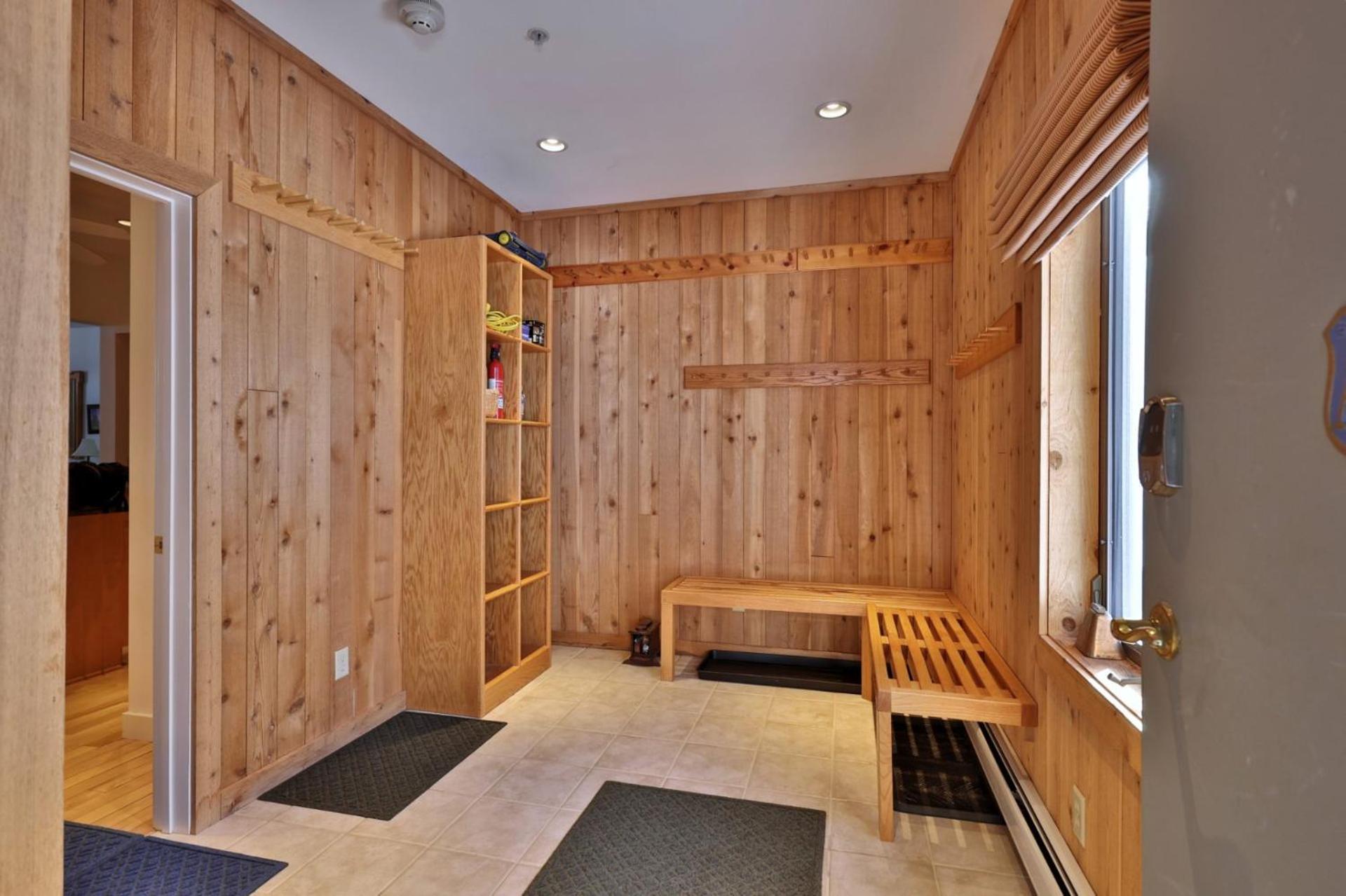 Lodges at Sunrise 3BR 3BA Luxury Ski On Ski Off Condo, Pool, Hot Tub, Gym, Sports Center
