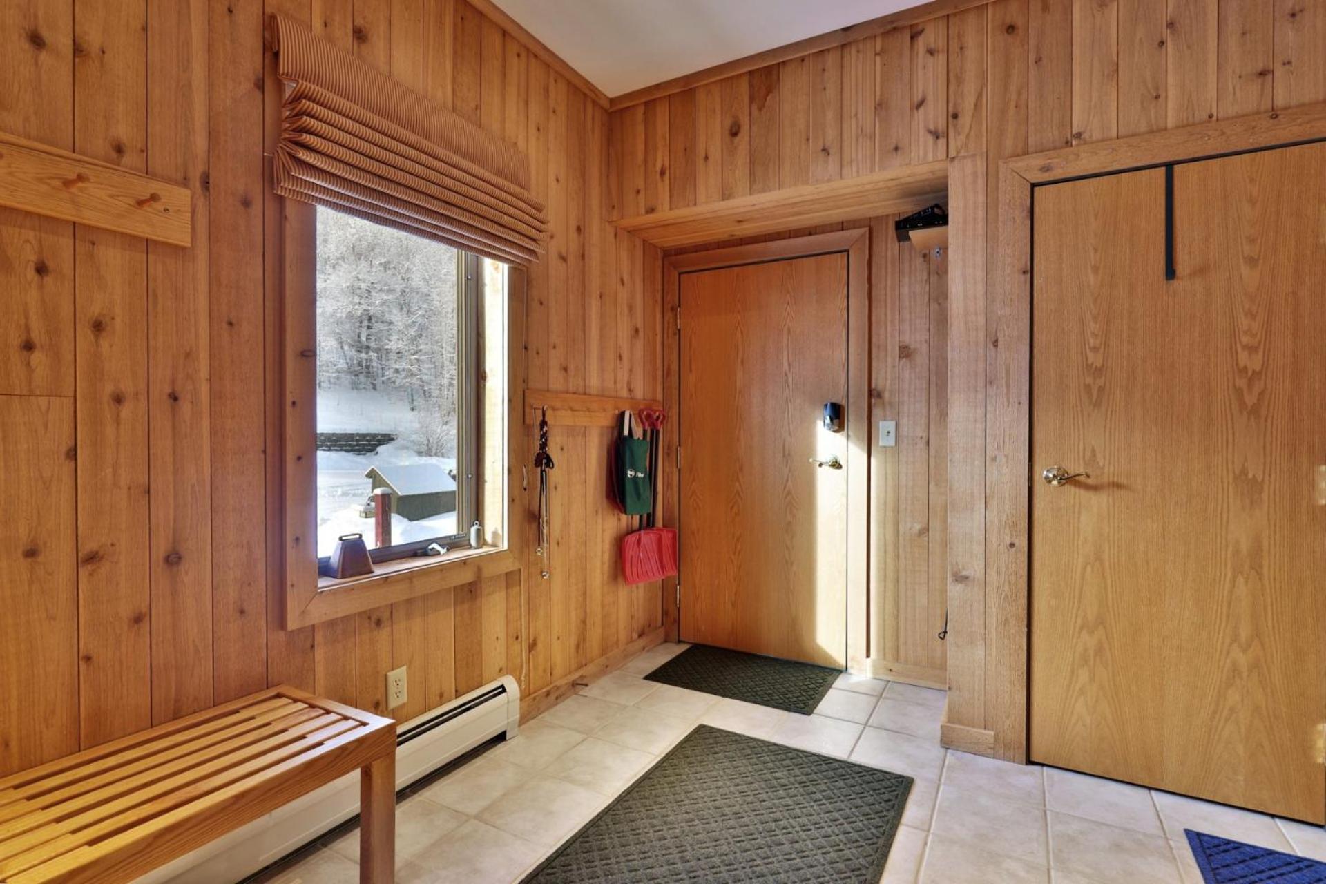 Lodges at Sunrise 3BR 3BA Luxury Ski On Ski Off Condo, Pool, Hot Tub, Gym, Sports Center