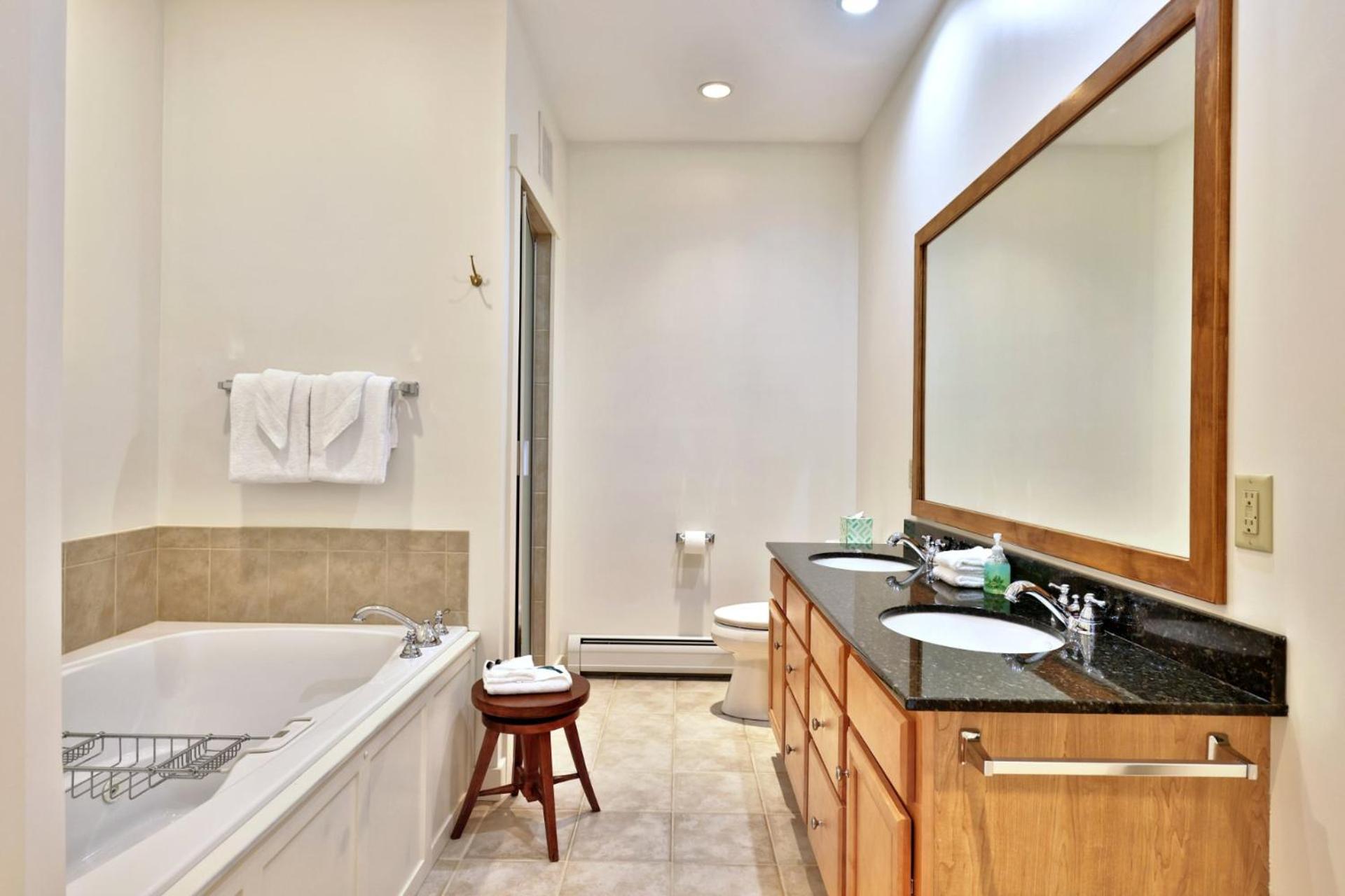 Lodges at Sunrise 3BR 3BA Luxury Ski On Ski Off Condo, Pool, Hot Tub, Gym, Sports Center