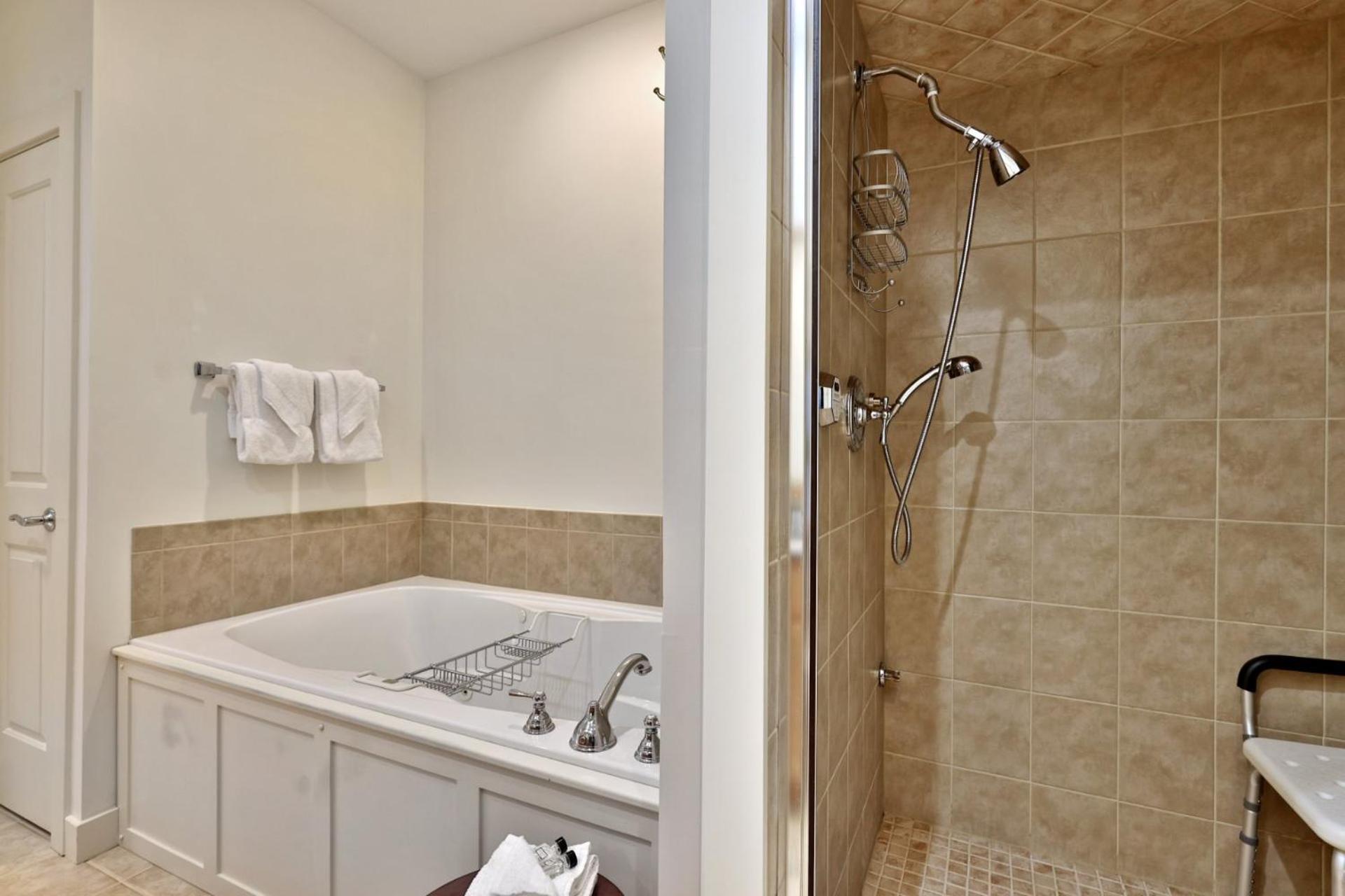 Lodges at Sunrise 3BR 3BA Luxury Ski On Ski Off Condo, Pool, Hot Tub, Gym, Sports Center
