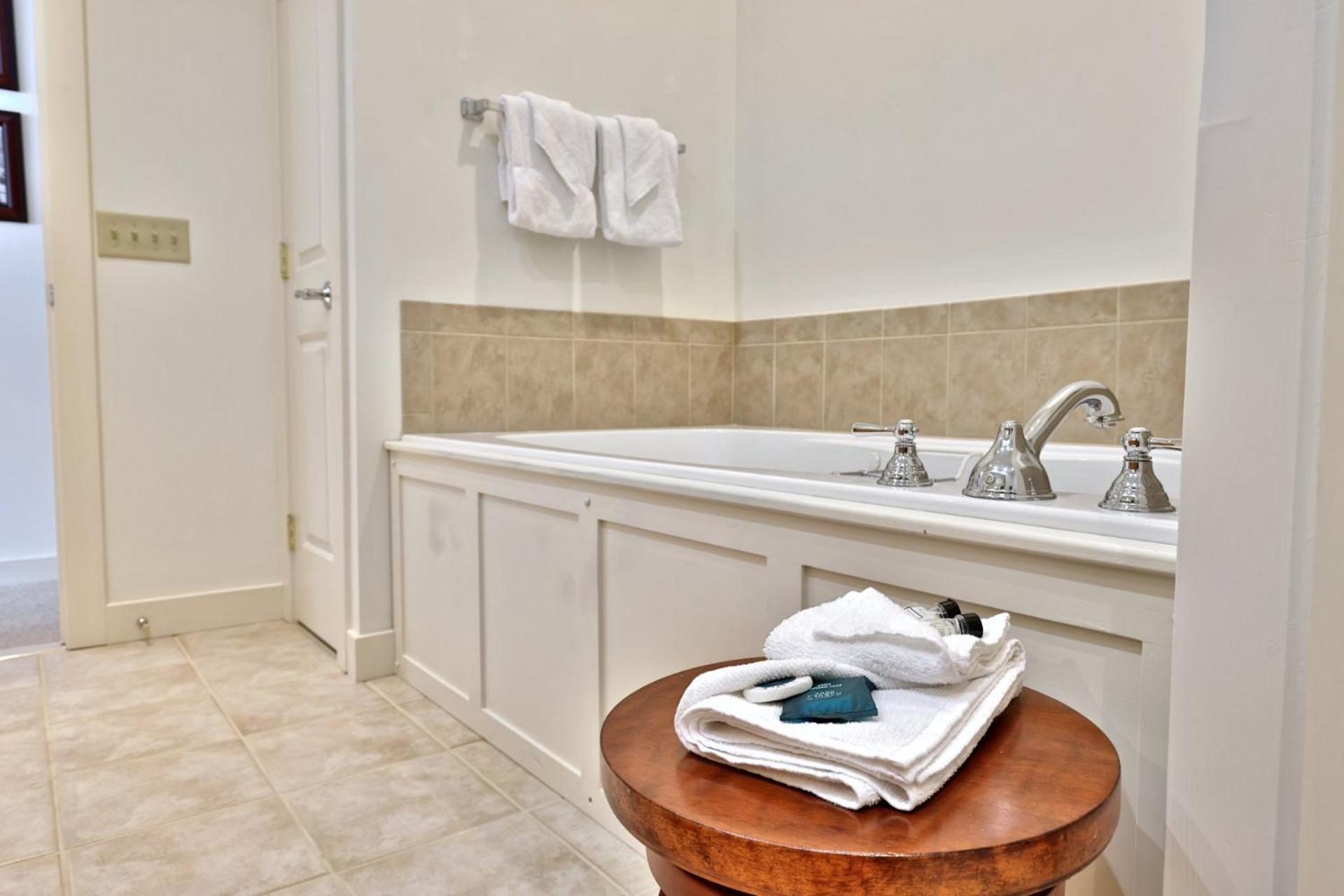 Lodges at Sunrise 3BR 3BA Luxury Ski On Ski Off Condo, Pool, Hot Tub, Gym, Sports Center