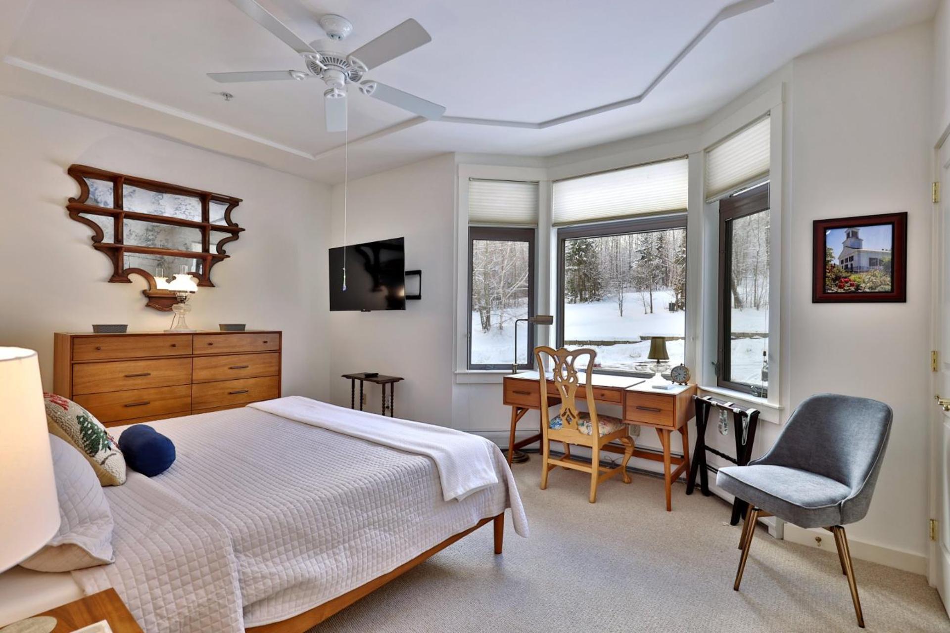 Lodges at Sunrise 3BR 3BA Luxury Ski On Ski Off Condo, Pool, Hot Tub, Gym, Sports Center