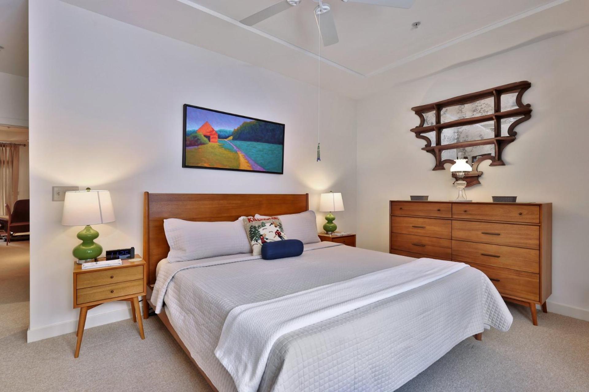 Lodges at Sunrise 3BR 3BA Luxury Ski On Ski Off Condo, Pool, Hot Tub, Gym, Sports Center