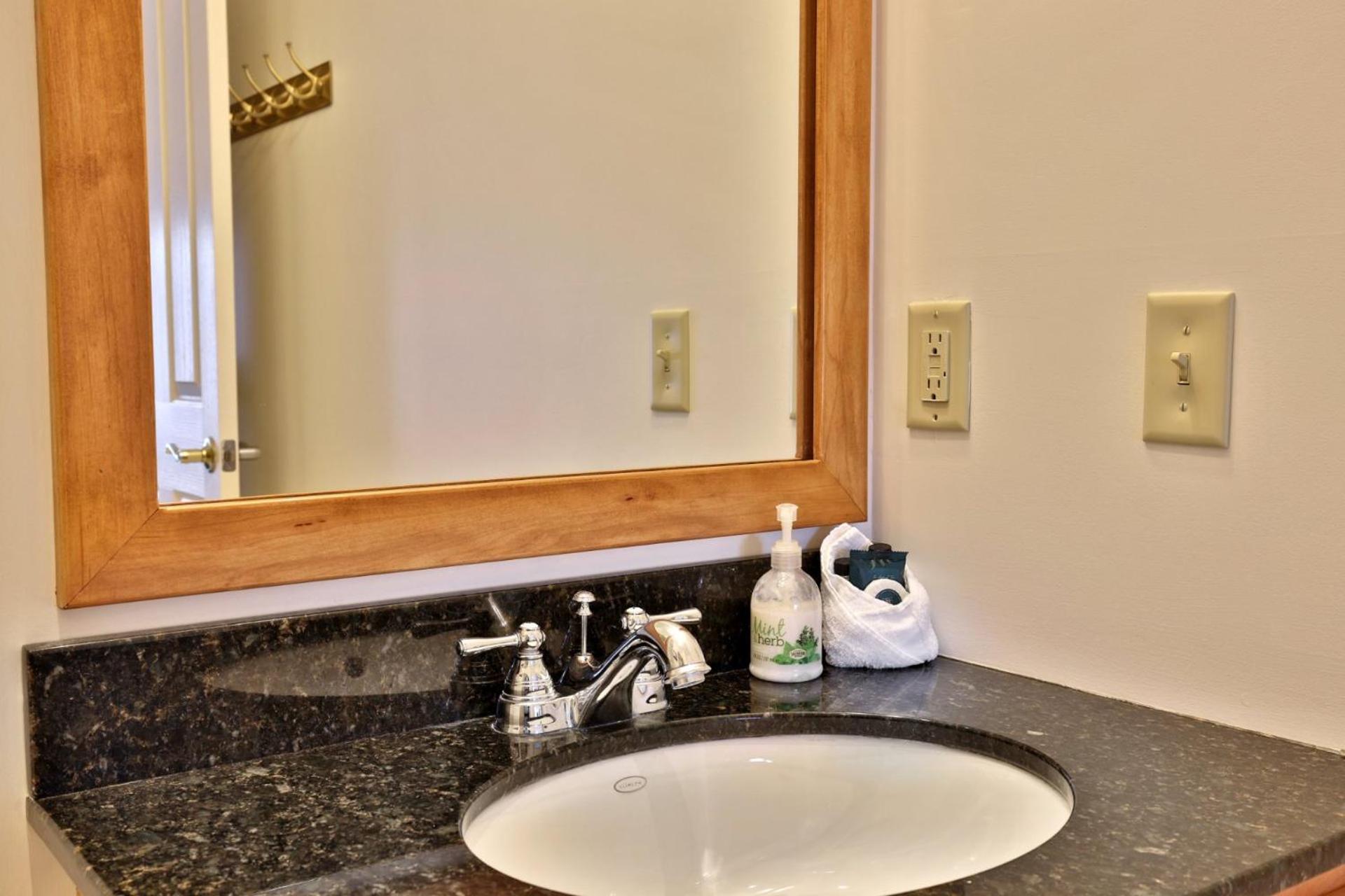Lodges at Sunrise 3BR 3BA Luxury Ski On Ski Off Condo, Pool, Hot Tub, Gym, Sports Center