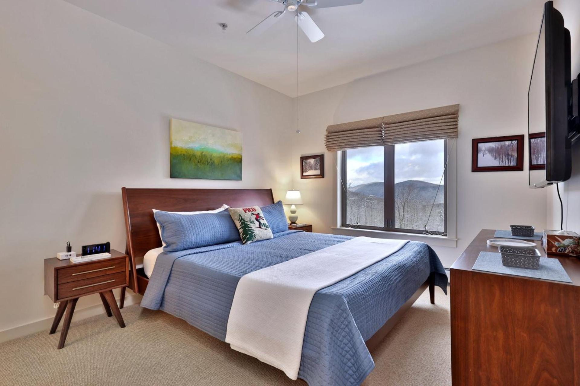 Lodges at Sunrise 3BR 3BA Luxury Ski On Ski Off Condo, Pool, Hot Tub, Gym, Sports Center