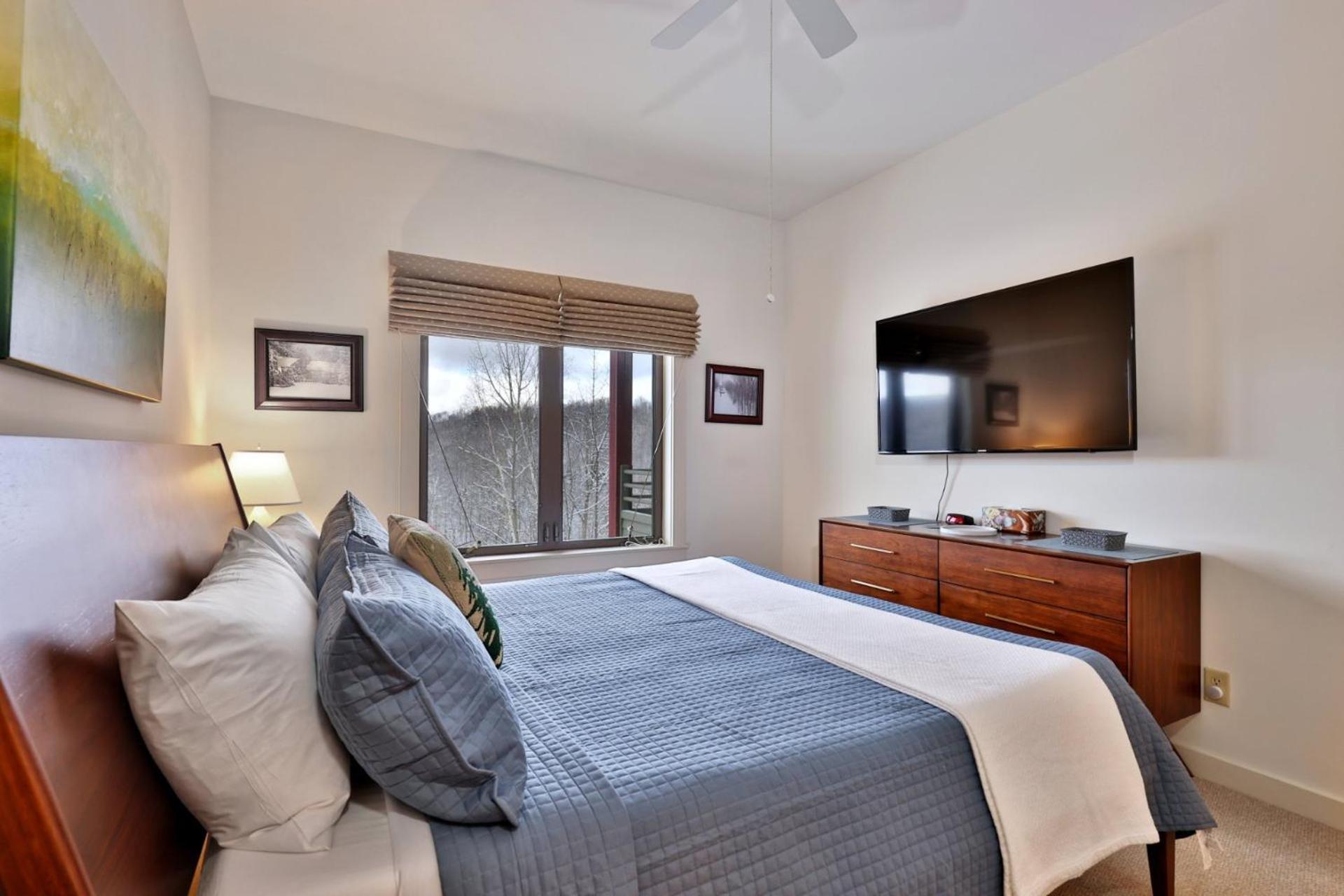 Lodges at Sunrise 3BR 3BA Luxury Ski On Ski Off Condo, Pool, Hot Tub, Gym, Sports Center